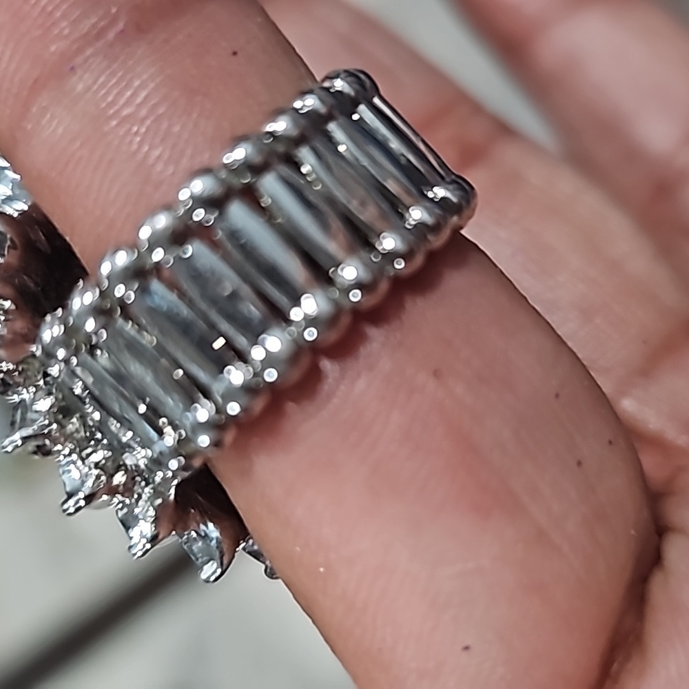 Beautiful Large Rhinestone Ring! Stretchable Ring! - image 3